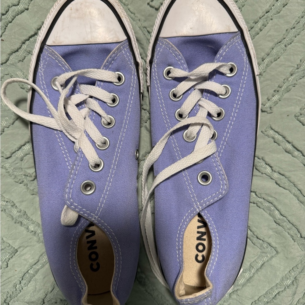 Women’s purplish converse!